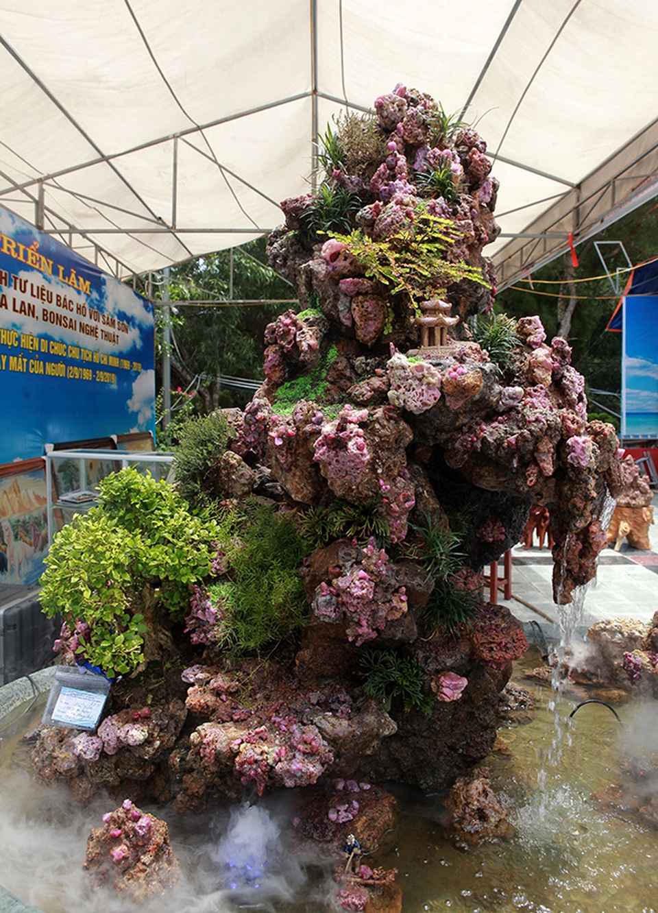 Tích góp đá quý nhiều năm rồi làm hòn non bộ khổng lồ, rao bán 2 tỷ đồng - 4 Tích góp đá quý nhiều năm rồi làm hòn non bộ khổng lồ, rao bán 2 tỷ đồng - 4