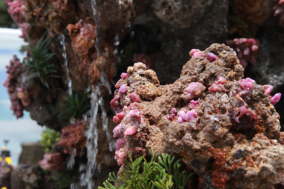Tích góp đá quý nhiều năm rồi làm hòn non bộ khổng lồ, rao bán 2 tỷ đồng - 7 Tích góp đá quý nhiều năm rồi làm hòn non bộ khổng lồ, rao bán 2 tỷ đồng - 7