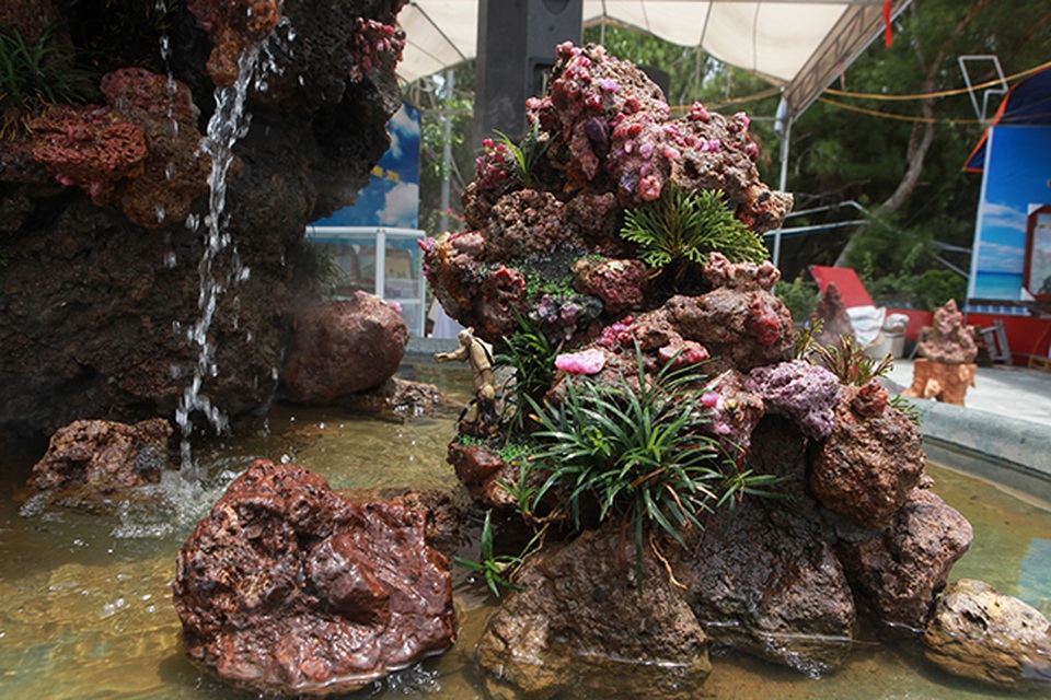 Tích góp đá quý nhiều năm rồi làm hòn non bộ khổng lồ, rao bán 2 tỷ đồng - 8 Tích góp đá quý nhiều năm rồi làm hòn non bộ khổng lồ, rao bán 2 tỷ đồng - 8