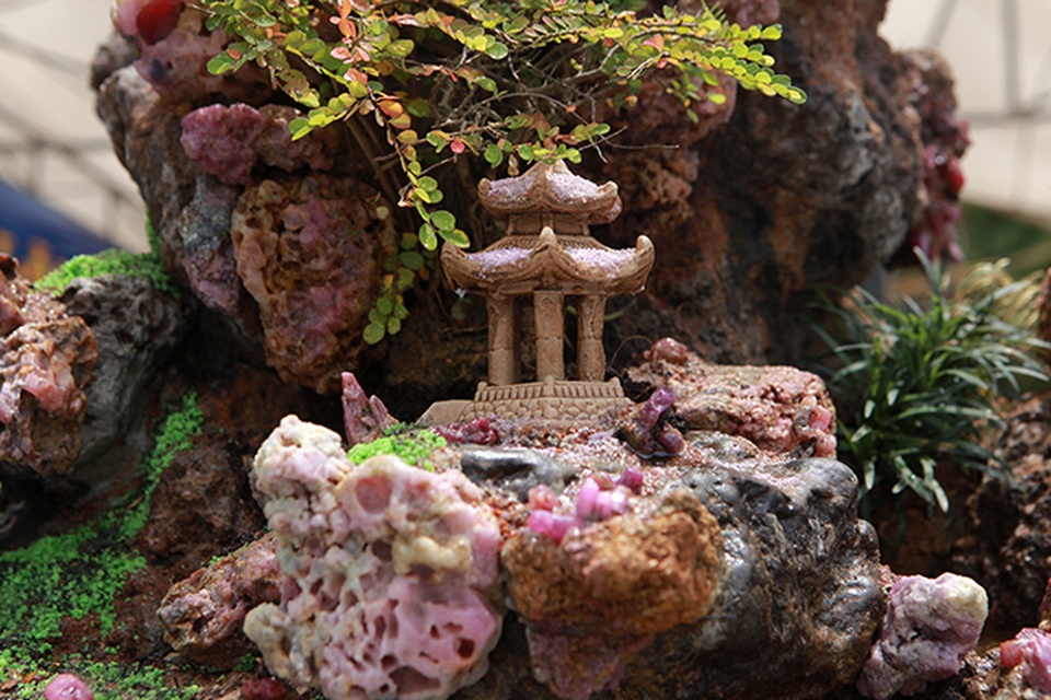 Tích góp đá quý nhiều năm rồi làm hòn non bộ khổng lồ, rao bán 2 tỷ đồng - 9 Tích góp đá quý nhiều năm rồi làm hòn non bộ khổng lồ, rao bán 2 tỷ đồng - 9