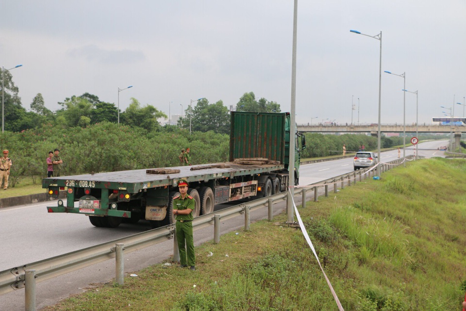 Hoàn tất thực nghiệm hiện trường vụ xe container đâm Innova đi lùi trên cao tốc - 1 Hoàn tất thực nghiệm hiện trường vụ xe container đâm Innova đi lùi trên cao tốc - 1