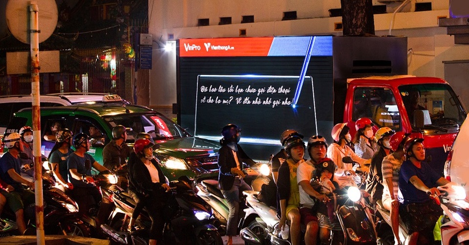 Độc đáo: Xe ô tô biết…tâm sự trên đường phố - 5 Độc đáo: Xe ô tô biết…tâm sự trên đường phố - 5