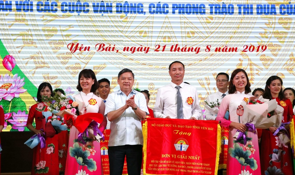 Hơn 13.900 giáo viên thi đua học tập làm theo lời Bác - 1