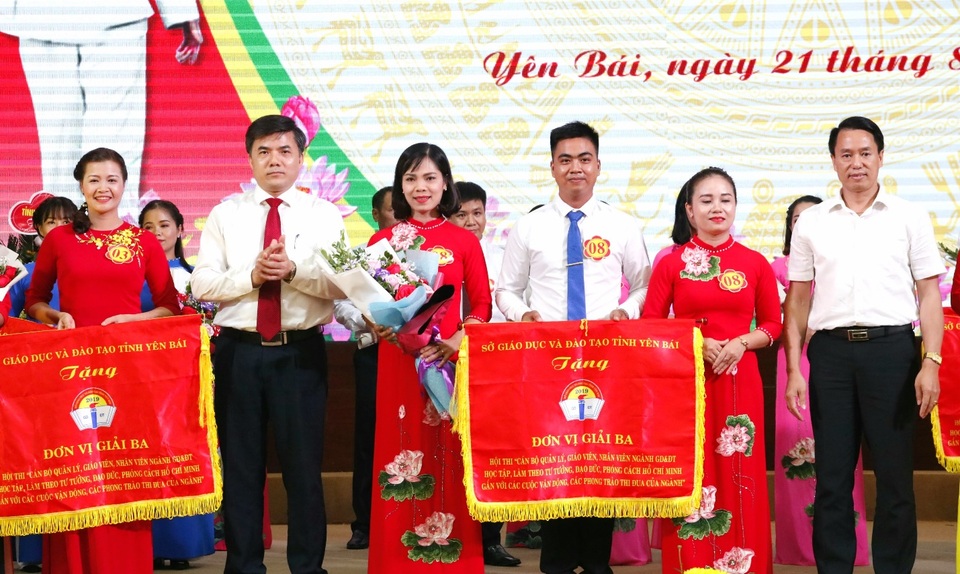 Hơn 13.900 giáo viên thi đua học tập làm theo lời Bác - 3