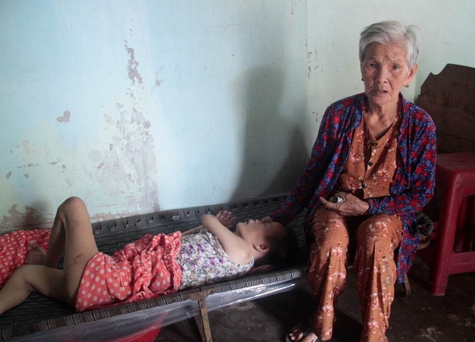 Bạn đọc giúp đỡ vợ chồng già 40 năm nuôi con nhiễm chất độc da cam - 2 Bạn đọc giúp đỡ vợ chồng già 40 năm nuôi con nhiễm chất độc da cam - 2