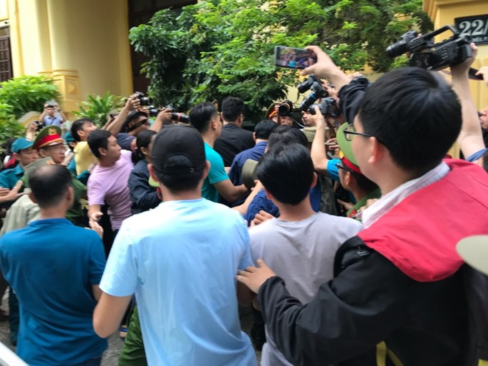 Bị cáo Nguyễn Hữu Linh lĩnh 18 tháng tù - 11 Bị cáo Nguyễn Hữu Linh lĩnh 18 tháng tù - 11