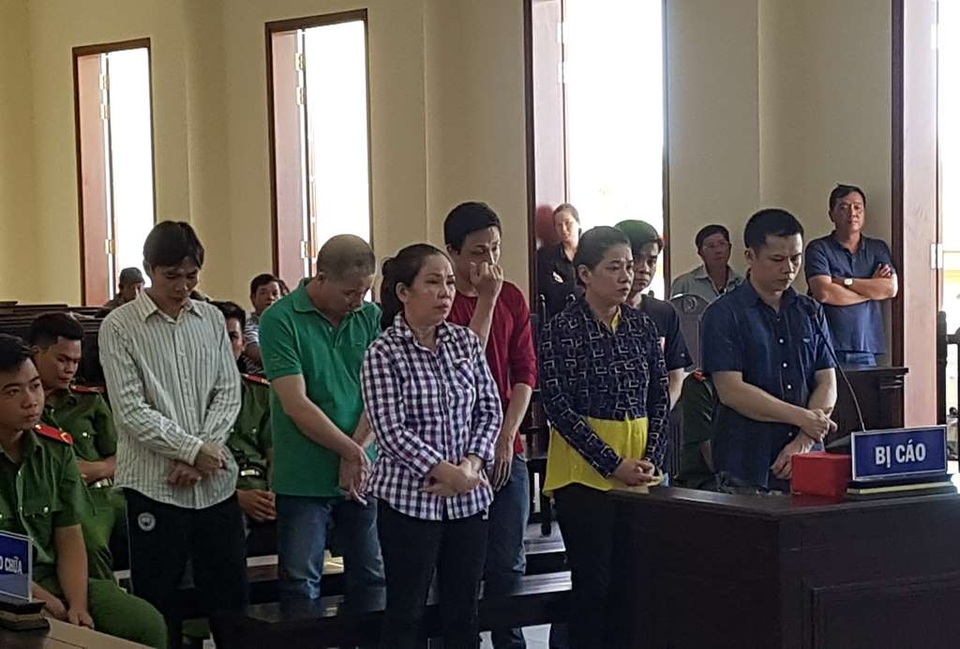 Con gái thuê xã hội đen đánh người tình của cha, đốt cháy xe cha - 1 Con gái thuê xã hội đen đánh người tình của cha, đốt cháy xe cha - 1