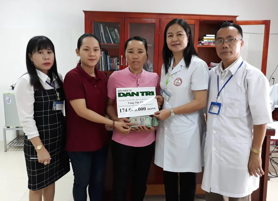 Cô bé mắc bệnh máu tan trút hơi thở cuối cùng trong vòng tay nhân ái của bạn đọc Dân trí - 1 Cô bé mắc bệnh máu tan trút hơi thở cuối cùng trong vòng tay nhân ái của bạn đọc Dân trí - 1