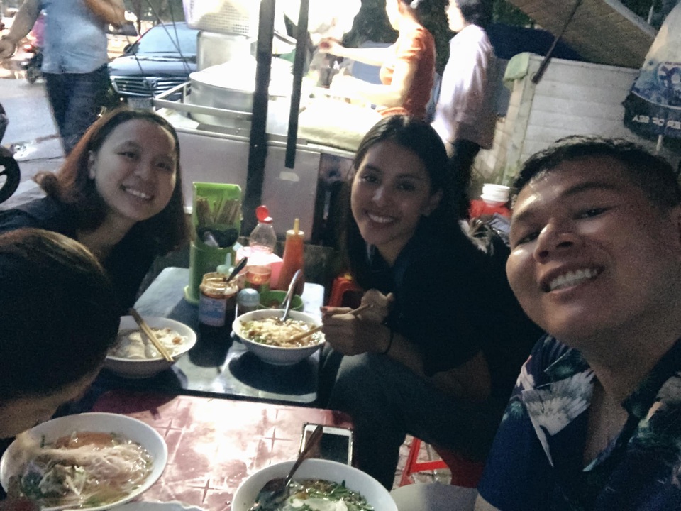 Hoa hậu Tiểu Vy đón sinh nhật tuổi 19 ở... quán ăn lề đường - 5 Hoa hậu Tiểu Vy đón sinh nhật tuổi 19 ở... quán ăn lề đường - 5
