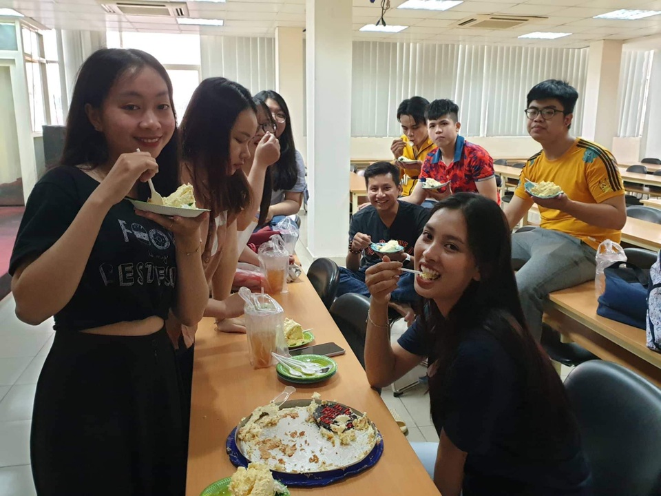 Hoa hậu Tiểu Vy đón sinh nhật tuổi 19 ở... quán ăn lề đường - 8 Hoa hậu Tiểu Vy đón sinh nhật tuổi 19 ở... quán ăn lề đường - 8