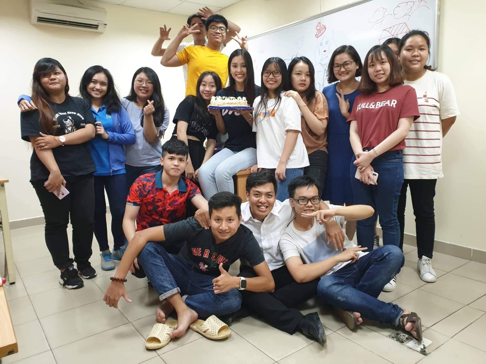 Hoa hậu Tiểu Vy đón sinh nhật tuổi 19 ở... quán ăn lề đường - 6 Hoa hậu Tiểu Vy đón sinh nhật tuổi 19 ở... quán ăn lề đường - 6