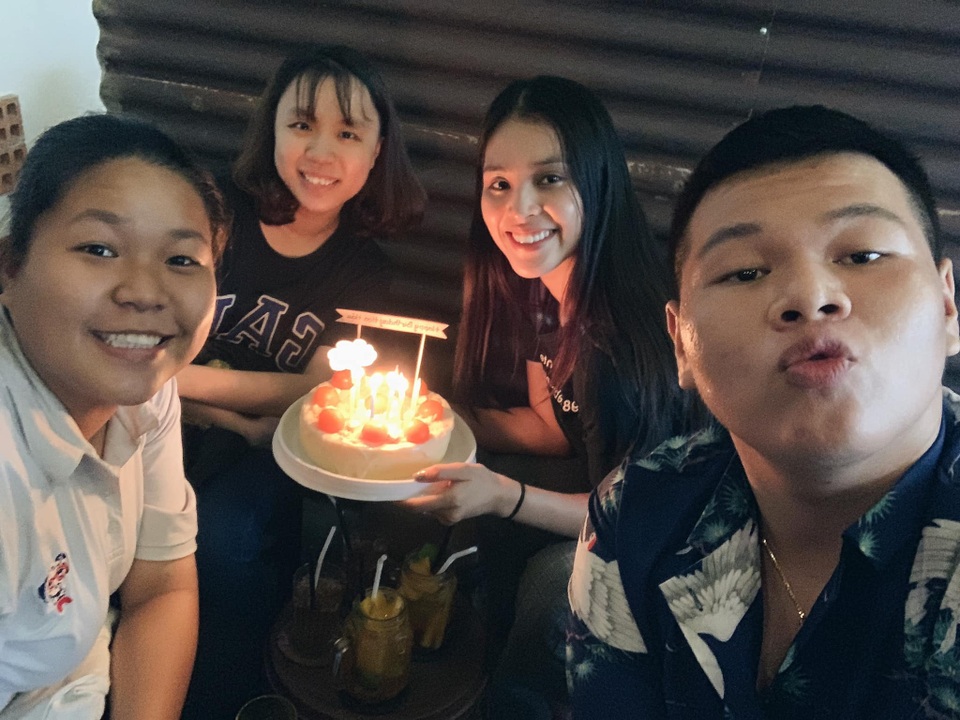 Hoa hậu Tiểu Vy đón sinh nhật tuổi 19 ở... quán ăn lề đường - 4 Hoa hậu Tiểu Vy đón sinh nhật tuổi 19 ở... quán ăn lề đường - 4