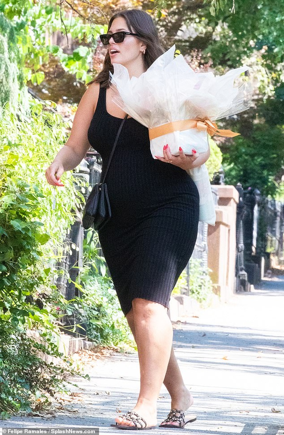 Ashley Graham lần đầu lộ bụng bầu - 1 Ashley Graham lần đầu lộ bụng bầu - 1