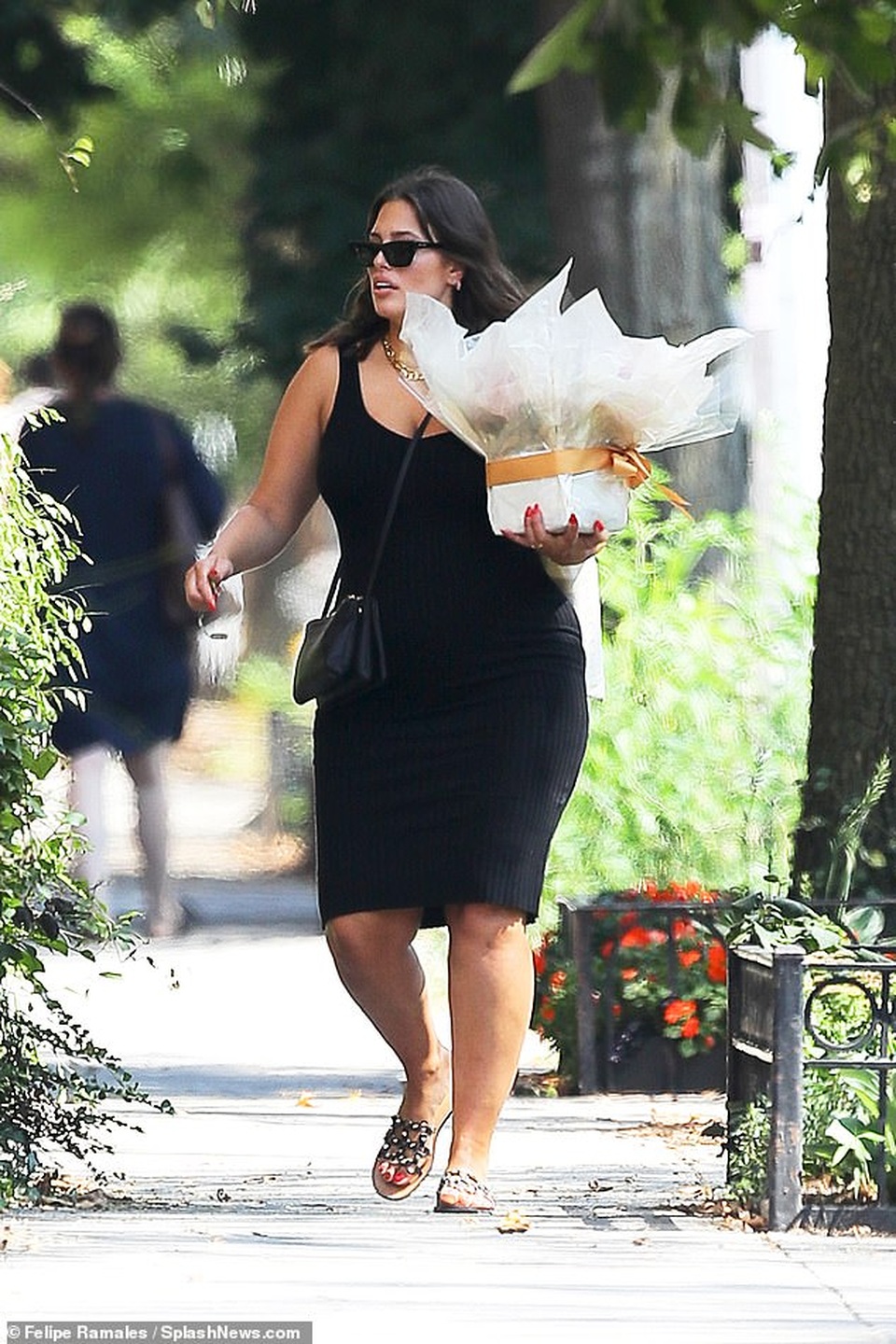 Ashley Graham lần đầu lộ bụng bầu - 2 Ashley Graham lần đầu lộ bụng bầu - 2