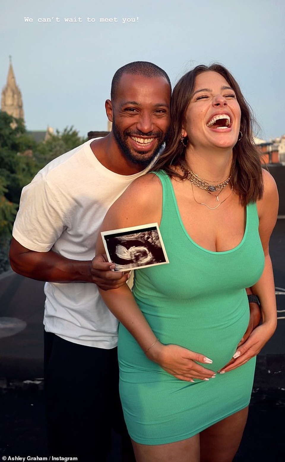 Ashley Graham lần đầu lộ bụng bầu - 7 Ashley Graham lần đầu lộ bụng bầu - 7