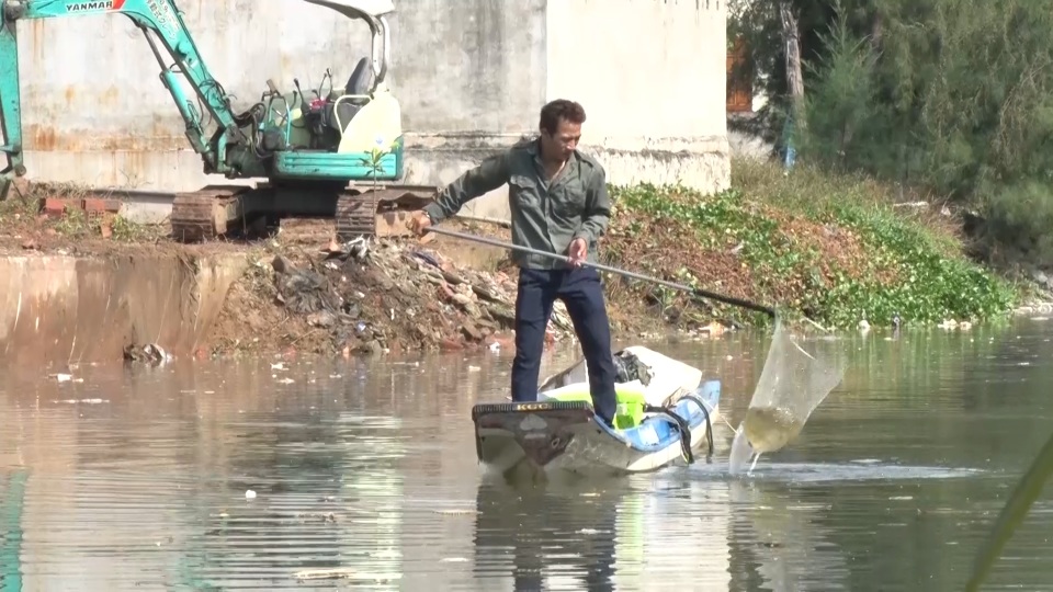 Chuyện người vác tù và hàng tổng, dọn rác làm sạch môi trường làng biển - 1 Chuyện người vác tù và hàng tổng, dọn rác làm sạch môi trường làng biển - 1