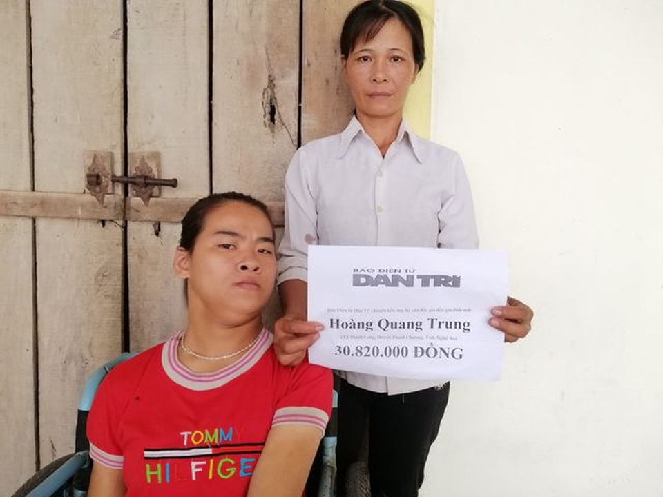 Cô bé tật nguyền vui mừng khoe chiếc xe lăn mới cóng được bạn đọc Dân trí tặng! - 3 Cô bé tật nguyền vui mừng khoe chiếc xe lăn mới cóng được bạn đọc Dân trí tặng! - 3