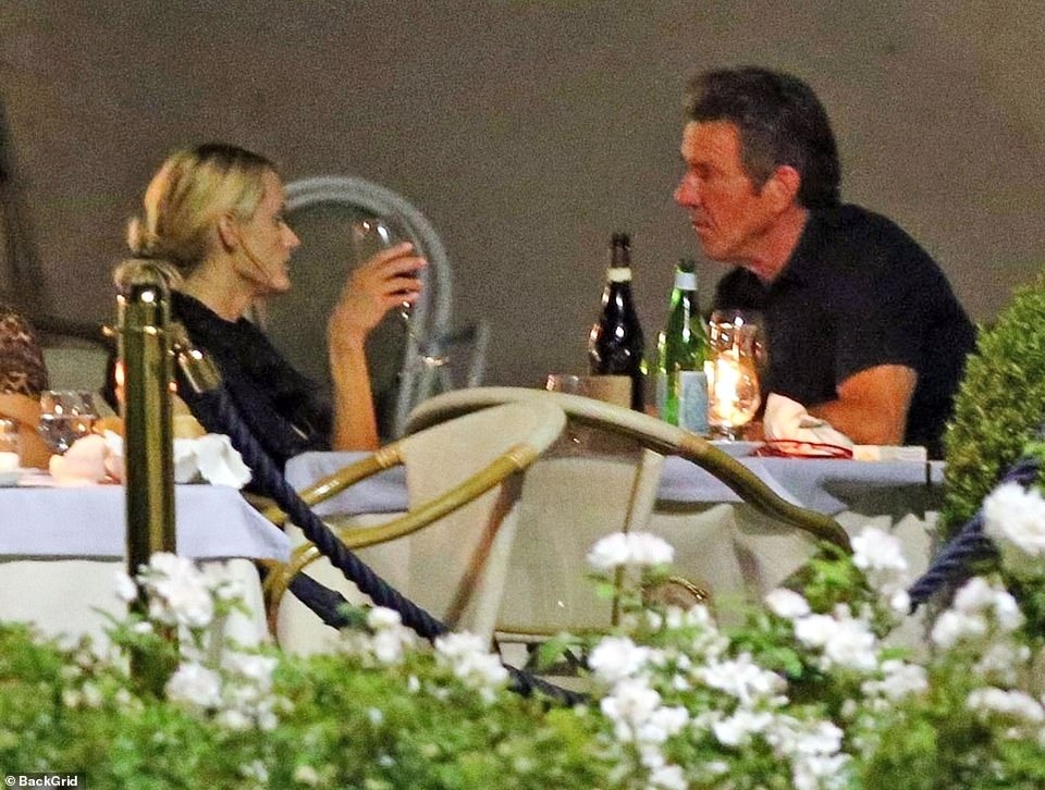 Dennis Quaid tươi tắn đi nghỉ mát cùng bạn gái kém 39 tuổi - 8