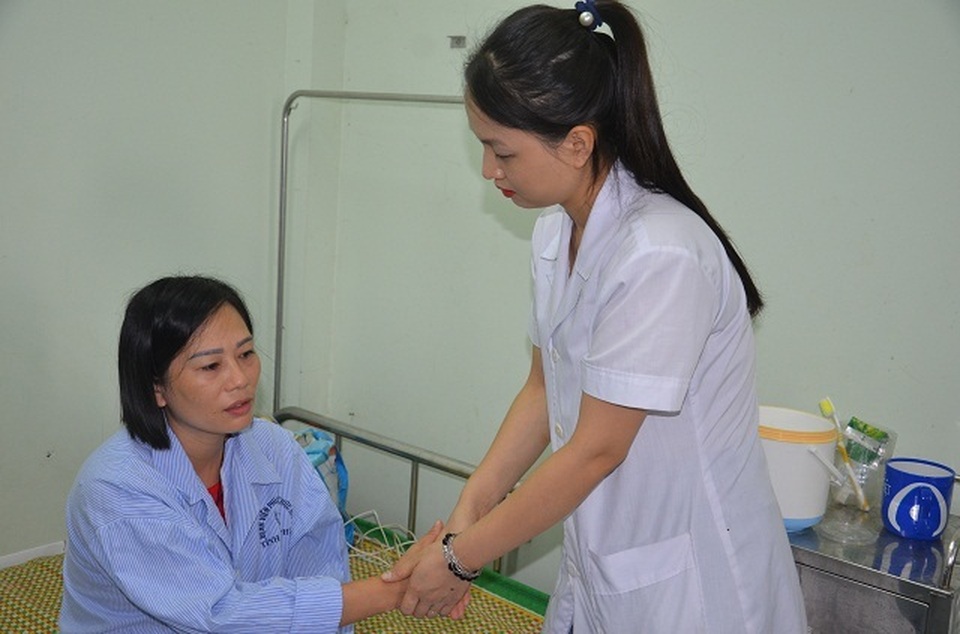 Kì tích người đàn bà chung xương sống với con trai đã tập được đi nhờ cái lưng bạn đọc Dân trí - 7 Kì tích người đàn bà chung xương sống với con trai đã tập được đi nhờ cái lưng bạn đọc Dân trí - 7