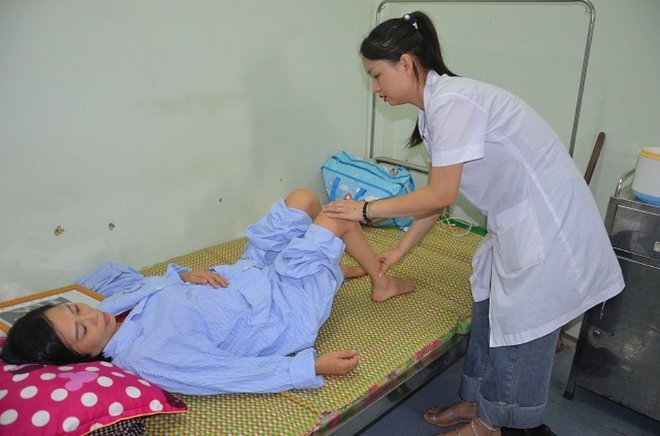 Kì tích người đàn bà chung xương sống với con trai đã tập được đi nhờ cái lưng bạn đọc Dân trí - 6 Kì tích người đàn bà chung xương sống với con trai đã tập được đi nhờ cái lưng bạn đọc Dân trí - 6