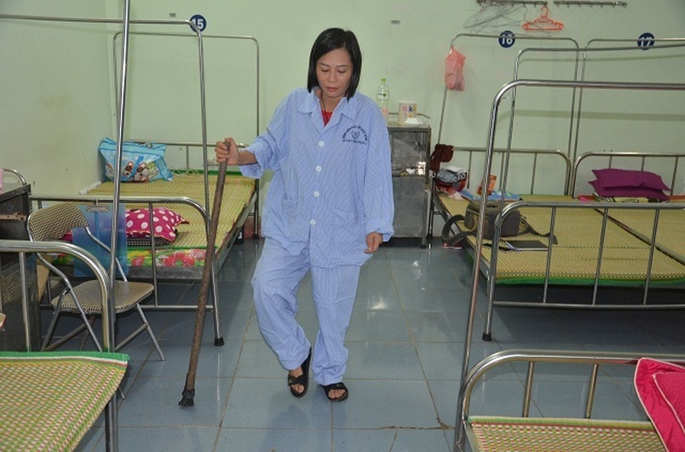 Kì tích người đàn bà chung xương sống với con trai đã tập được đi nhờ cái lưng bạn đọc Dân trí - 5 Kì tích người đàn bà chung xương sống với con trai đã tập được đi nhờ cái lưng bạn đọc Dân trí - 5