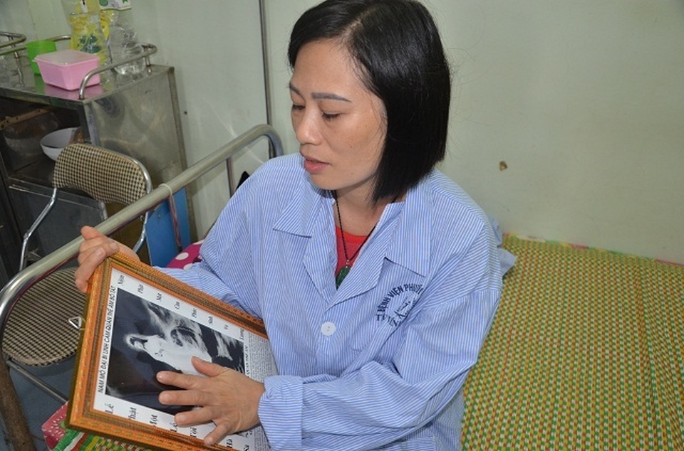 Kì tích người đàn bà chung xương sống với con trai đã tập được đi nhờ cái lưng bạn đọc Dân trí - 11 Kì tích người đàn bà chung xương sống với con trai đã tập được đi nhờ cái lưng bạn đọc Dân trí - 11