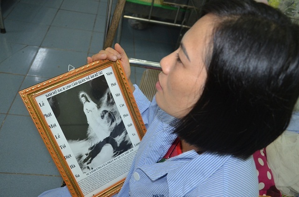 Kì tích người đàn bà chung xương sống với con trai đã tập được đi nhờ cái lưng bạn đọc Dân trí - 10 Kì tích người đàn bà chung xương sống với con trai đã tập được đi nhờ cái lưng bạn đọc Dân trí - 10