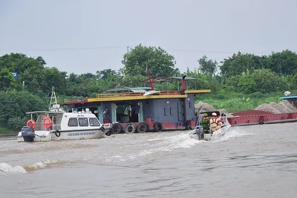 Tổng kiểm tra phương tiện thủy “hoán cải”, khai thác cát sỏi trái phép - 1 Tổng kiểm tra phương tiện thủy “hoán cải”, khai thác cát sỏi trái phép - 1