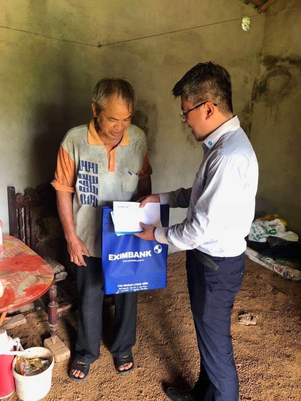 Eximbank thăm hỏi và tri ân mẹ Việt Nam anh hùng, gia đình liệt sỹ tỉnh Hòa Bình - 3 Eximbank thăm hỏi và tri ân mẹ Việt Nam anh hùng, gia đình liệt sỹ tỉnh Hòa Bình - 3