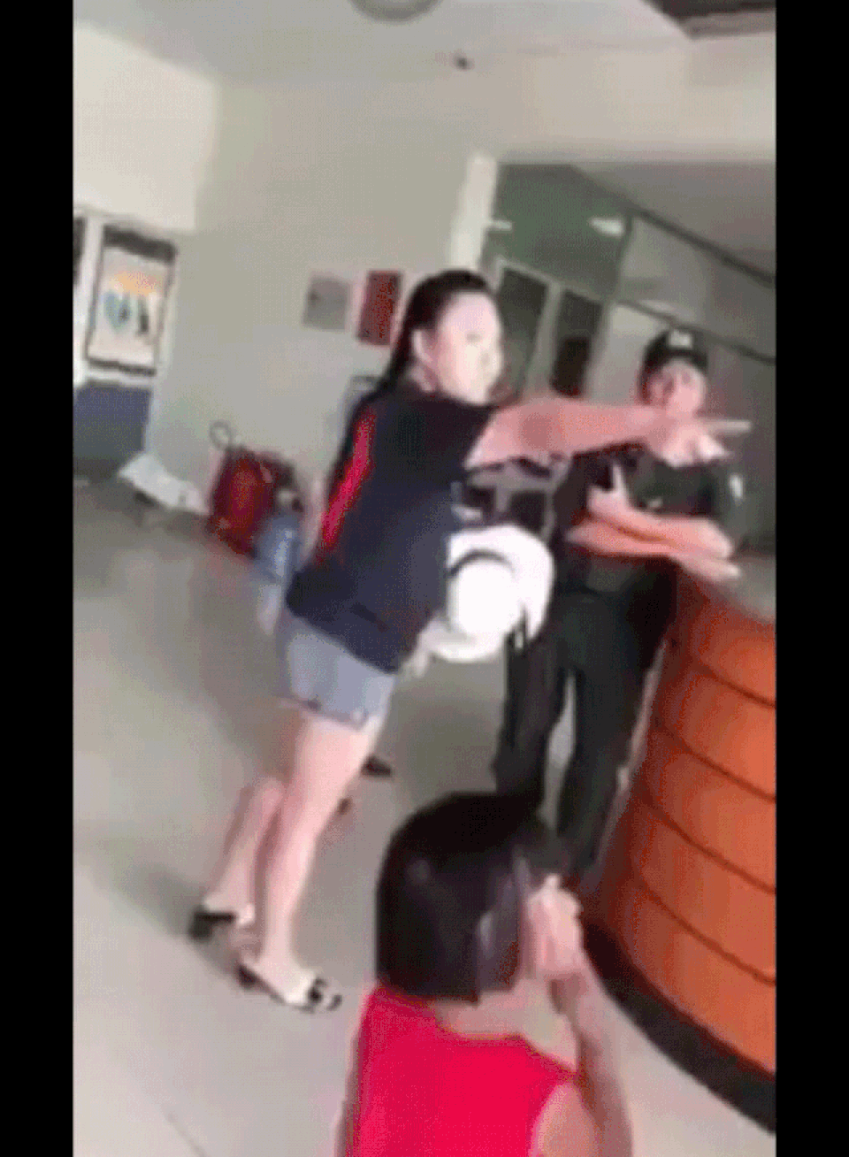 Cục trưởng Hàng không lên tiếng vụ nữ công an “mạt sát” ở sân bay và mức phạt 200.000 đồng - 2 Cục trưởng Hàng không lên tiếng vụ nữ công an “mạt sát” ở sân bay và mức phạt 200.000 đồng - 2