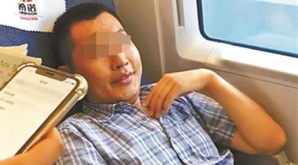 Người đàn ông đánh đập, chửi bới cô gái trẻ để tranh chỗ ngồi trên tàu - 2 Người đàn ông đánh đập, chửi bới cô gái trẻ để tranh chỗ ngồi trên tàu - 2