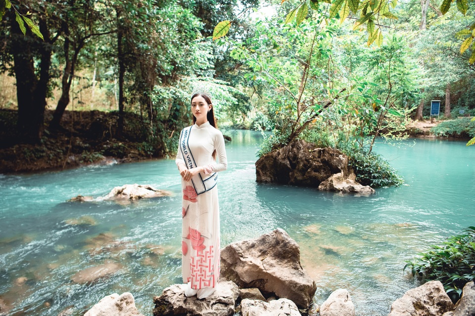 Hoa hậu Lương Thuỳ Linh thả dáng giữa chốn bồng lai tiên cảnh của Cao Bằng - 1 Hoa hậu Lương Thuỳ Linh thả dáng giữa chốn bồng lai tiên cảnh của Cao Bằng - 1