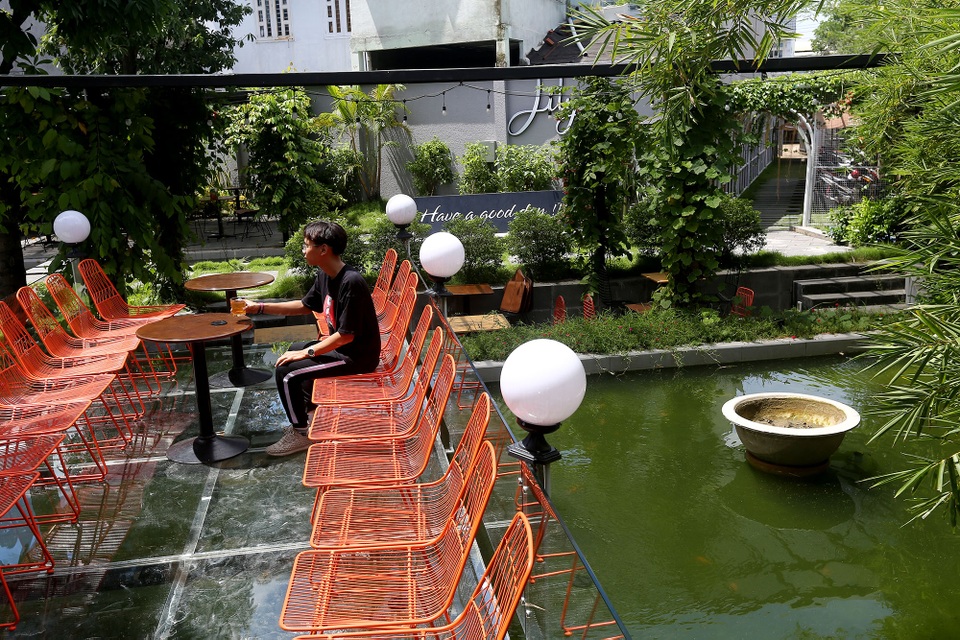 Quán cà phê ở Sài Gòn cho khách chui vào ống cống - 13