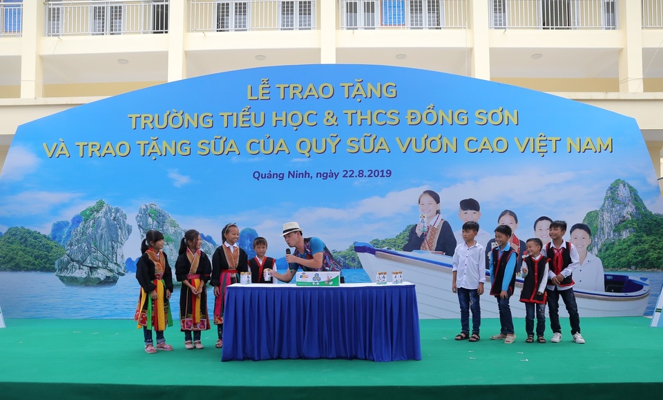 Quảng Ninh đón nhận trường mới và hơn 71.000 ly sữa từ Quỹ sữa Vươn cao Việt Nam. - 1 Quảng Ninh đón nhận trường mới và hơn 71.000 ly sữa từ Quỹ sữa Vươn cao Việt Nam. - 1