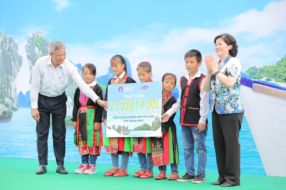 Quảng Ninh đón nhận trường mới và hơn 71.000 ly sữa từ Quỹ sữa Vươn cao Việt Nam. - 2 Quảng Ninh đón nhận trường mới và hơn 71.000 ly sữa từ Quỹ sữa Vươn cao Việt Nam. - 2