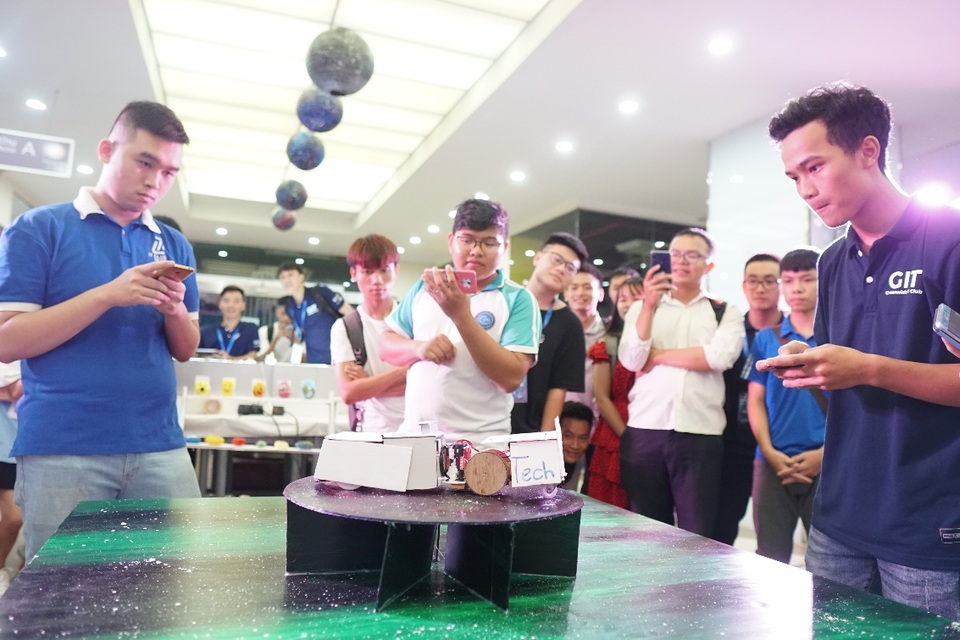 Triển lãm công nghệ ứng dụng IoT - Một ngày phô diễn sáng tạo của sinh viên Đại học Greenwich Việt Nam - 4 Triển lãm công nghệ ứng dụng IoT - Một ngày phô diễn sáng tạo của sinh viên Đại học Greenwich Việt Nam - 4