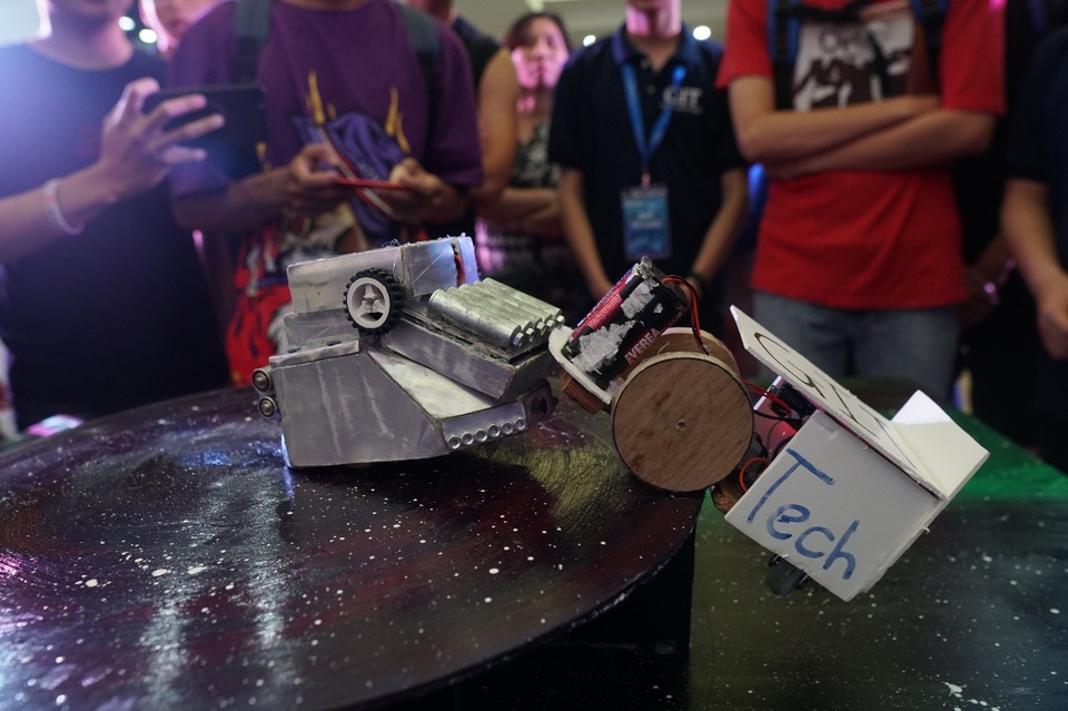 Triển lãm công nghệ ứng dụng IoT - Một ngày phô diễn sáng tạo của sinh viên Đại học Greenwich Việt Nam - 5 Triển lãm công nghệ ứng dụng IoT - Một ngày phô diễn sáng tạo của sinh viên Đại học Greenwich Việt Nam - 5