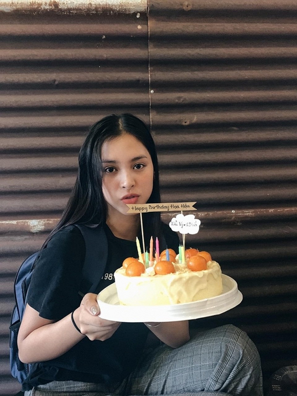 Hoa hậu Tiểu Vy đón sinh nhật tuổi 19 ở... quán ăn lề đường - 2 Hoa hậu Tiểu Vy đón sinh nhật tuổi 19 ở... quán ăn lề đường - 2