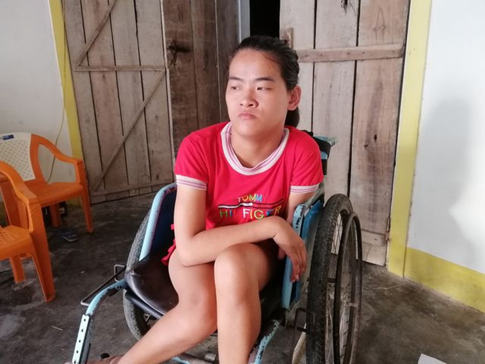 Cô bé tật nguyền vui mừng khoe chiếc xe lăn mới cóng được bạn đọc Dân trí tặng! - 1 Cô bé tật nguyền vui mừng khoe chiếc xe lăn mới cóng được bạn đọc Dân trí tặng! - 1