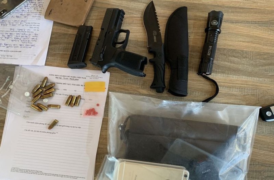 Đi xe ô tô mang theo súng ngắn cùng 14 viên đạn - 2