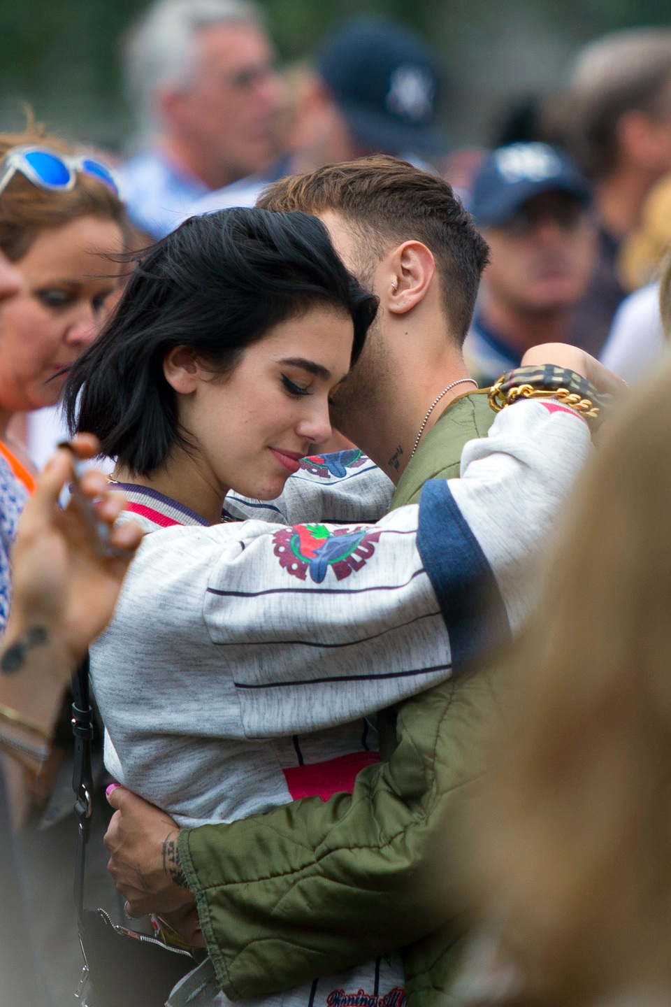 Anwar Hadid dạo phố cùng bạn gái mới - 6 Anwar Hadid dạo phố cùng bạn gái mới - 6