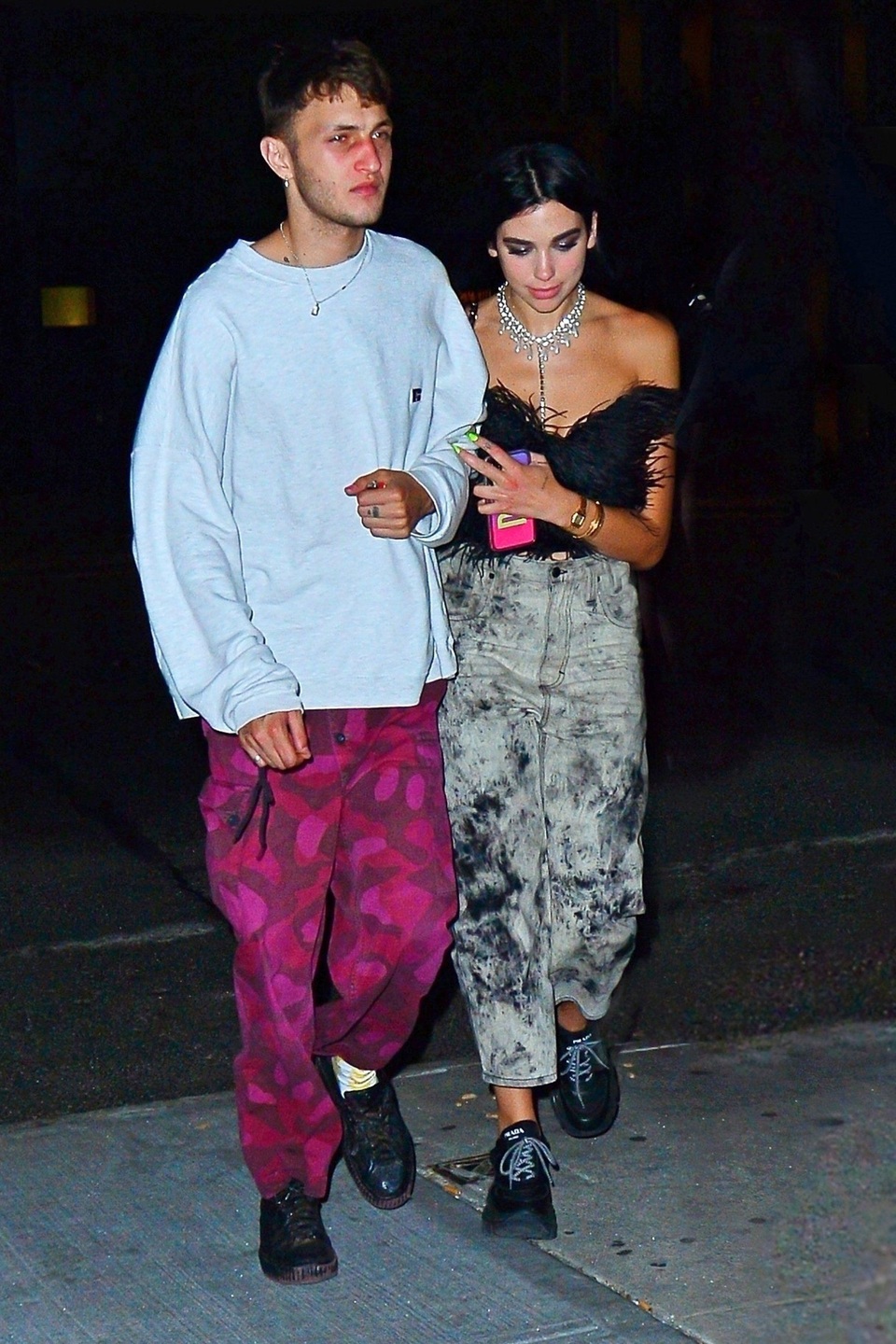 Anwar Hadid dạo phố cùng bạn gái mới - 7 Anwar Hadid dạo phố cùng bạn gái mới - 7