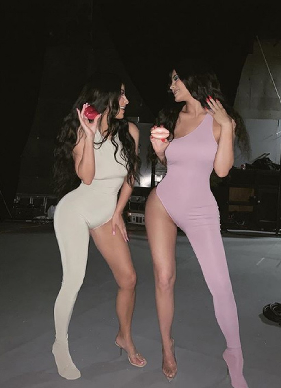 Kylie Jenner đọ dáng với Kim Kardashian - 2 Kylie Jenner đọ dáng với Kim Kardashian - 2