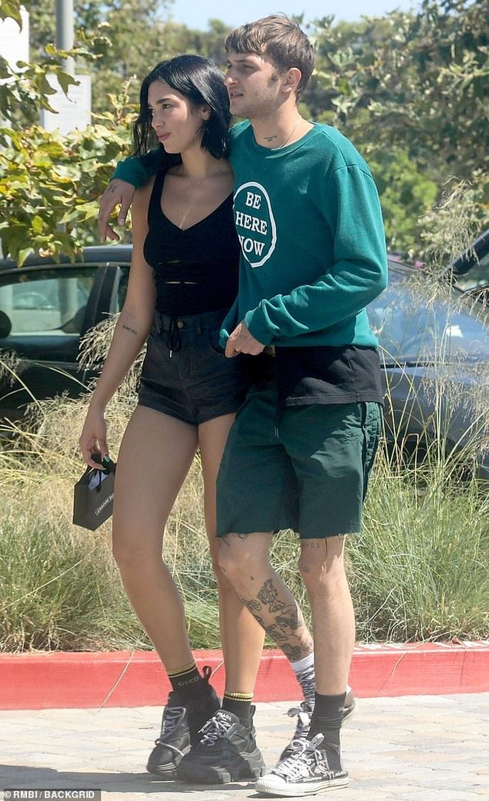 Anwar Hadid dạo phố cùng bạn gái mới - 1 Anwar Hadid dạo phố cùng bạn gái mới - 1