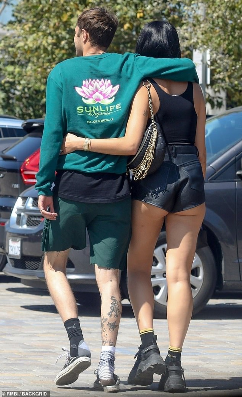 Anwar Hadid dạo phố cùng bạn gái mới - 2 Anwar Hadid dạo phố cùng bạn gái mới - 2