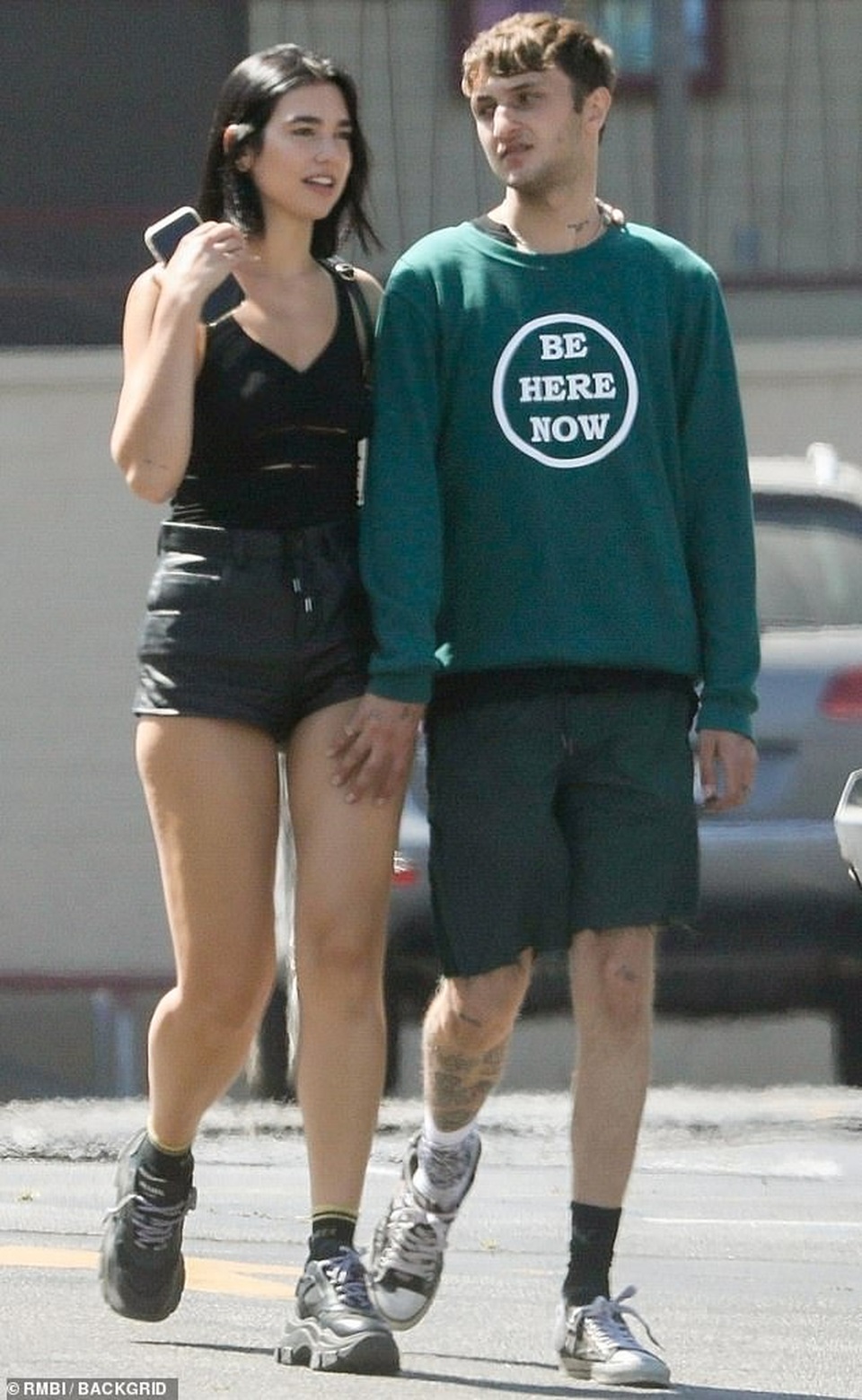 Anwar Hadid dạo phố cùng bạn gái mới - 3 Anwar Hadid dạo phố cùng bạn gái mới - 3