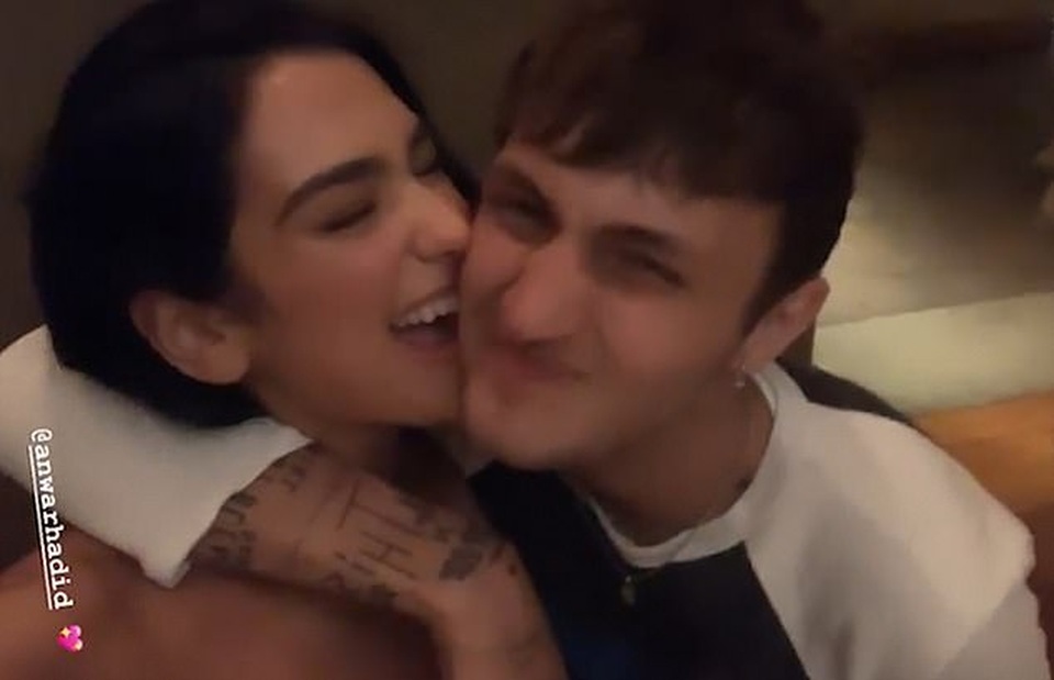 Anwar Hadid dạo phố cùng bạn gái mới - 4 Anwar Hadid dạo phố cùng bạn gái mới - 4