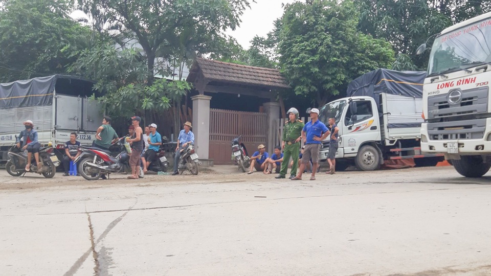 Người dân lập rào chặn xe chở đất đá gây ô nhiễm - 1 Người dân lập rào chặn xe chở đất đá gây ô nhiễm - 1