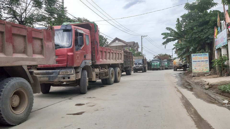 Người dân lập rào chặn xe chở đất đá gây ô nhiễm - 2 Người dân lập rào chặn xe chở đất đá gây ô nhiễm - 2