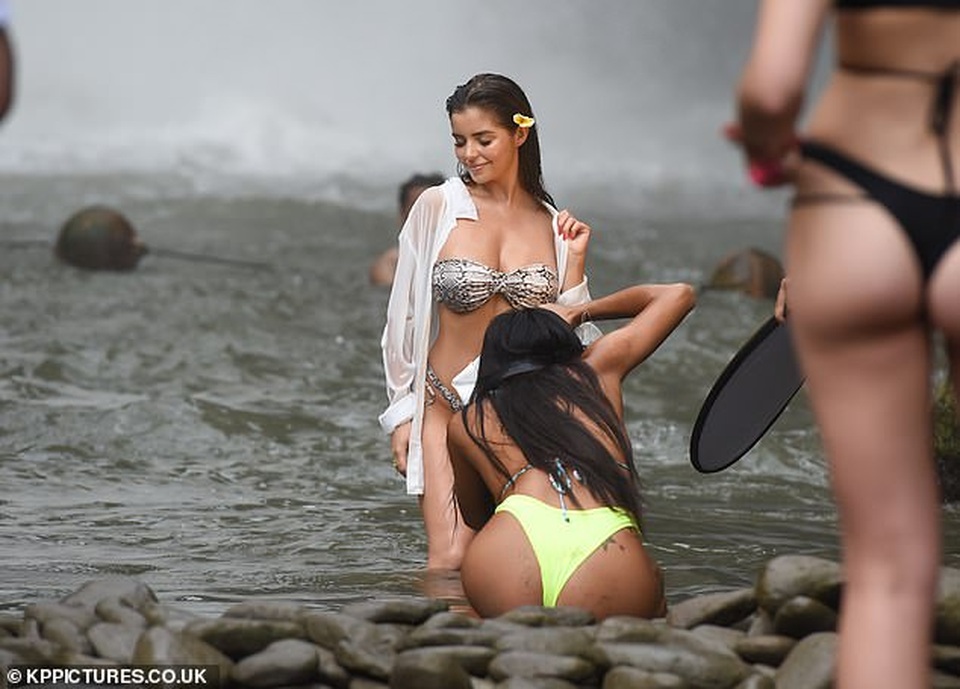 Demi Rose bốc lửa với bikini nhỏ xíu - 4 Demi Rose bốc lửa với bikini nhỏ xíu - 4